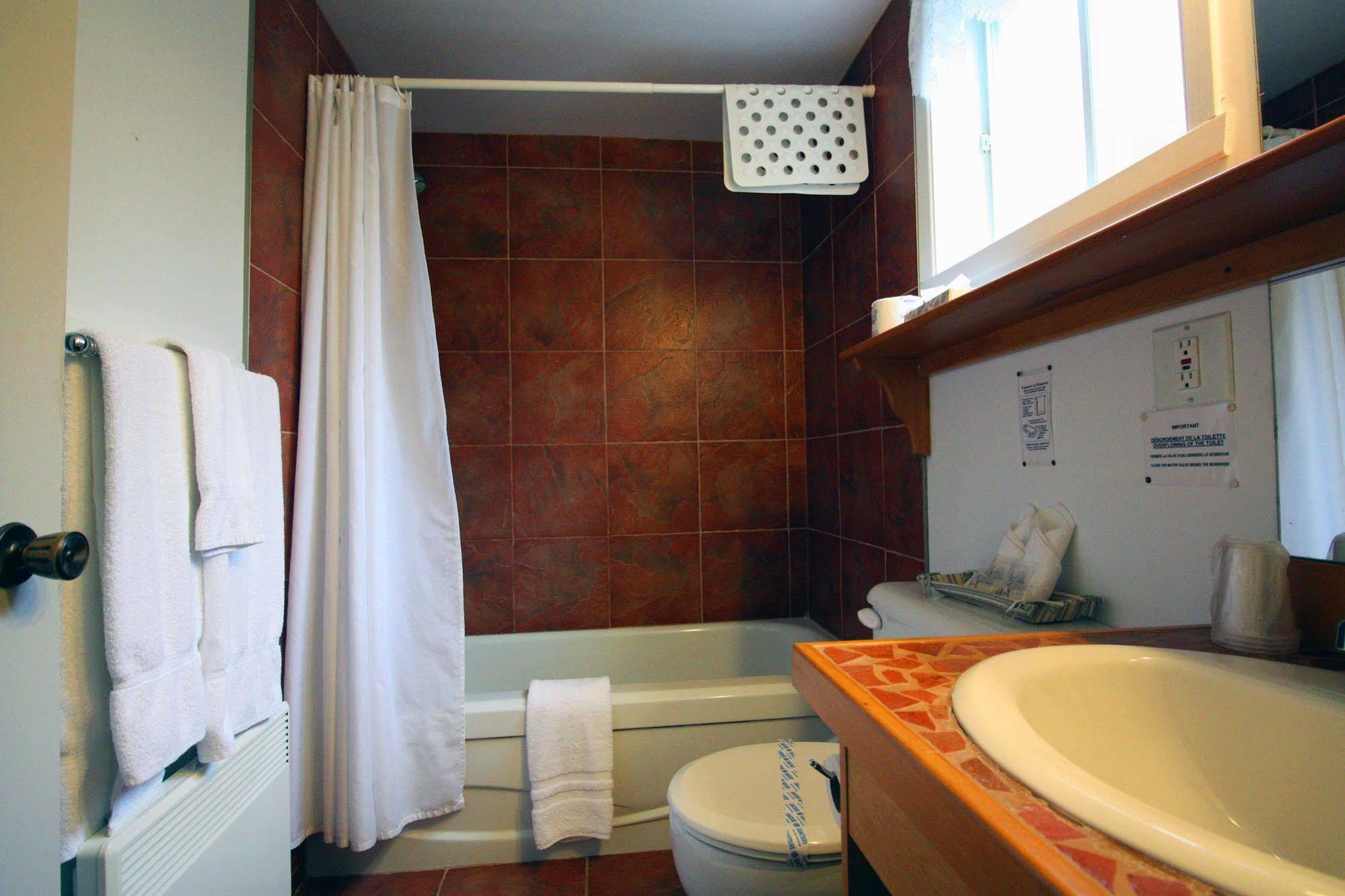 Motel Le Jolibourg Saint-Sauveur-des-Monts Buitenkant foto