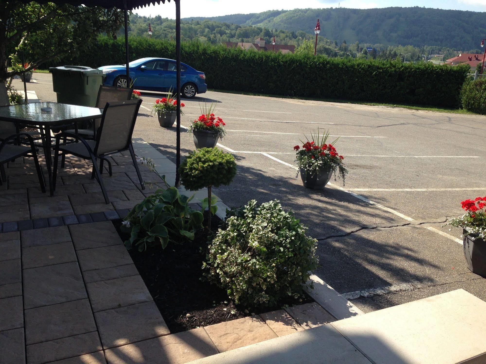 Motel Le Jolibourg Saint-Sauveur-des-Monts Buitenkant foto
